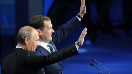 Dimitri Medvedev (G) et le Vladimir Poutine au congrès du parti au pouvoir Russie-Unis à Moscou, le 24 Septembre, 2011 (AFP PHOTO / NATALIA KOLESNIKOVA)