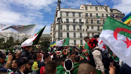 Des manifestants rassemblés à Alger (Algérie), le 5 avril 2019, pour le septième vendredi consécutif de mobilisation contre le&nbsp;"système" politique de l'ancien président Abdelaziz Bouteflika. (RAMZI BOUDINA / REUTERS)