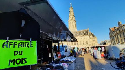 La place d'Arras, dans le Pas-de-Calais, où s'est installé le marché. (BENJAMIN ILLY / FRANCE-INFO)