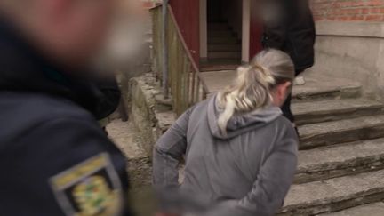 En Ukraine, les collaborateurs des Russes sont traqués et interpellés. Nadia Antonova est l'une d'entre eux, suspectée d'avoir aidé à loger des soldats russes. La mère de famille, qui encourt la perpétuité, a accepté d'être filmée à son procès. (France 2)