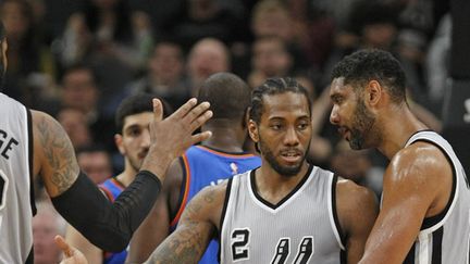 Tim Duncan et LaMarcus Aldridge félicitent Kawhi Leonard