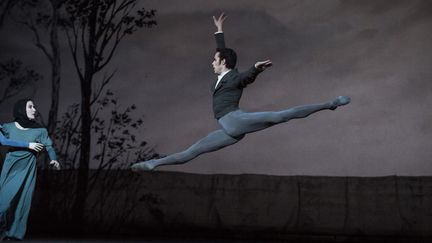 Mathias Heyman est Lenski, l'ami trahi de Onéguine
 (Julien Benhamou/Opéra national de Paris)