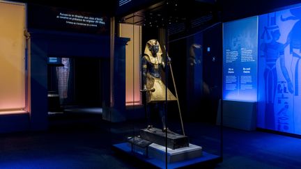 Statue en bois du gardien du Ka du roi portant la coiffe Némès. Exposition Toutânkhamon, le trésor du pharaon du 23 mars au 15 septembre 2019 à la grande halle de La Villette à Paris. (VINCENT NAGEOTTE)