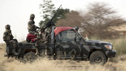 Des soldats maliens pr&egrave;s de la ville de Gao (Mali), le 25 f&eacute;vrier 2013. (JOEL SAGET / AFP)