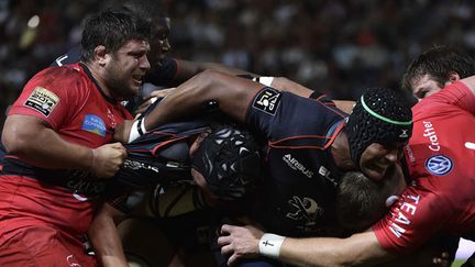 Thierry Dusautoir essaie d'enfoncer la défense toulonnaise (PASCAL PAVANI / AFP)