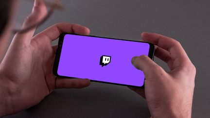 Un utilisateur de Twitch, le 14 mars 2021 à Paris. (UGO PADOVANI / HANS LUCAS / AFP)