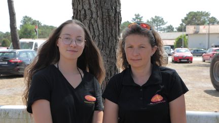 Sylvie, 42 ans, et Noémie, 17 ans,&nbsp;à l'hippodrome de&nbsp;La Teste-de-Buch (Gironde), le 20 juillet 2022. (ELOISE BARTOLI / FRANCEINFO)