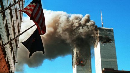 Le World trade Center, &agrave; New York, le 11 septembre 2011, apr&egrave;s avoir &eacute;t&eacute; frapp&eacute; par deux avions. (CRAIG ALLEN / GETTY IMAGES NORTH AMERICA / AFP)