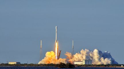 Une fusée Falcon 9 décolle de Cap Canaveral (Floride), le 18 avril 2018. (JULIAN LEEK / CROWDSPARK / AFP)