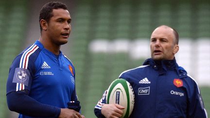 Yannick Bru, l'entraîneur des avants du XV de France et Thierry Dusautoir