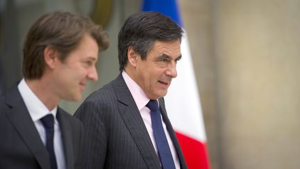 Fran&ccedil;ois Baroin et Fran&ccedil;ois Fillon &agrave; la sortie d'une r&eacute;union &agrave; l'Elys&eacute;e, le 5 octobre 2011.&nbsp; (LIONEL BONAVENTURE / AFP)