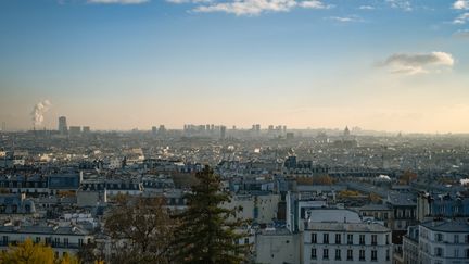 Une vue sur Paris depuis la butte de Montmartre, le 9 décembre 2022. (LILIAN CAZABET / HANS LUCAS / AFP)