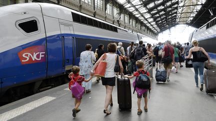 Un TGV attend ses passagers estivaux en gare de Lyon, &agrave; Paris, le 3 ao&ucirc;t 2013. (BERTRAND GUAY / AFP)