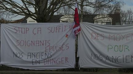 Le manque de personnel dans les Ehpad se répercute sur la santé des pensionnaires. Cette situation est dénoncée par les soignants, mais aussi par les familles de résidents. (France 2)