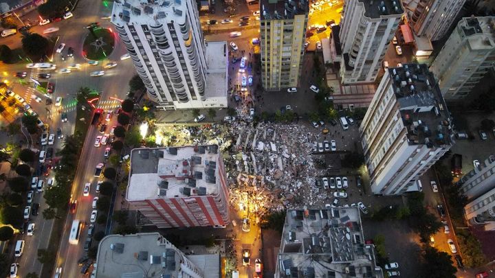 Une vue aérienne d'un immeuble qui s'est effondré à Adana (Turquie) après un séisme, le 6 février 2023. (GENERAL DIRECTORATE OF STATE HYD / ANADOLU AGENCY / AFP)