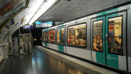 Quai de métro d'une station parisienne. (Illustration).&nbsp; (STÉPHANIE BERLU / FRANCE-INFO)