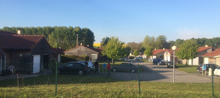 Des militants En marche ! en mission de tractage dans un lotissement de Saint-Amand-sur-Fion (Marne), le 27 avril 2017.&nbsp; (LICIA MEYSENQ / FRANCEINFO)