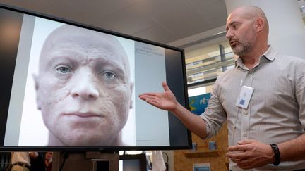 Philippe Froesch, sp&eacute;cialiste de la reconstitution faciale, pr&eacute;sente le visage reconstitu&eacute; de Robespierre, le 11 octobre 2013 &agrave; Aix-en-Provence.&nbsp; (ANNE-CHRISTINE POUJOULAT / AFP)