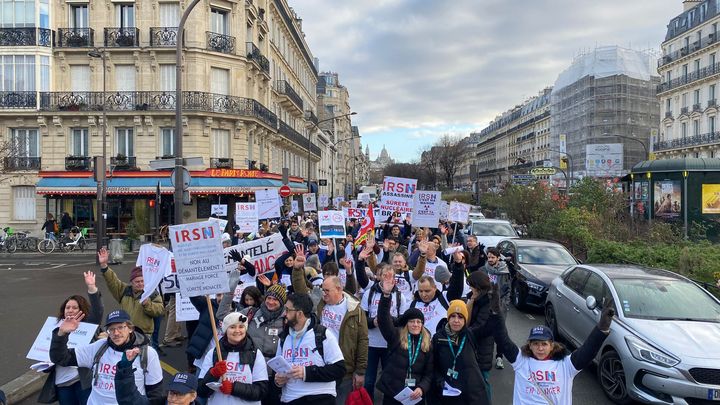 Des membres de l'Institut de radioprotection et de sûreté nucléaire (IRSN) participent à une manifestation contre le projet de réforme de la sûreté nucléaire à Paris, le 20 décembre 2023. (LAURIAN DELANOE / RADIO FRANCE)