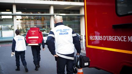 Des pompiers de Paris, lors d'une intervention, dans la capitale (photo non dat&eacute;e).&nbsp; (AMELIE-BENOIST / BSIP / AFP)