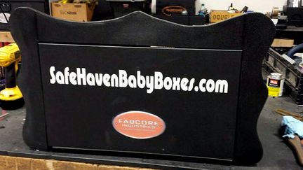 Une "baby box" avant son installation dans une caserne. (AFP / SAFEHAVENBABYBOXES.COM)