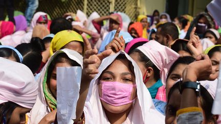 Des employées du textile manifestant pour demander une hausse des salaires, le 10 janvier 2019. (MUNIR UZ ZAMAN / AFP)