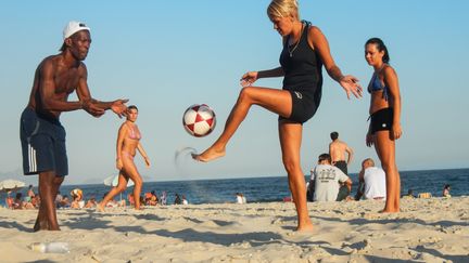 Le&ccedil;on de football sur la plage de Copacabana, le 5 f&eacute;vrier 2014. (RIAN FABRICIO CLOCK DE GOMES / AFP)