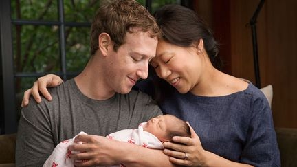 Mark Zuckerberg, sa femme Priscilla Chan et leur fille Maxima sur une photo postée le 1er&nbsp;décembre 2015 sur Facebook. (EYEPRESS NEWS / AFP)