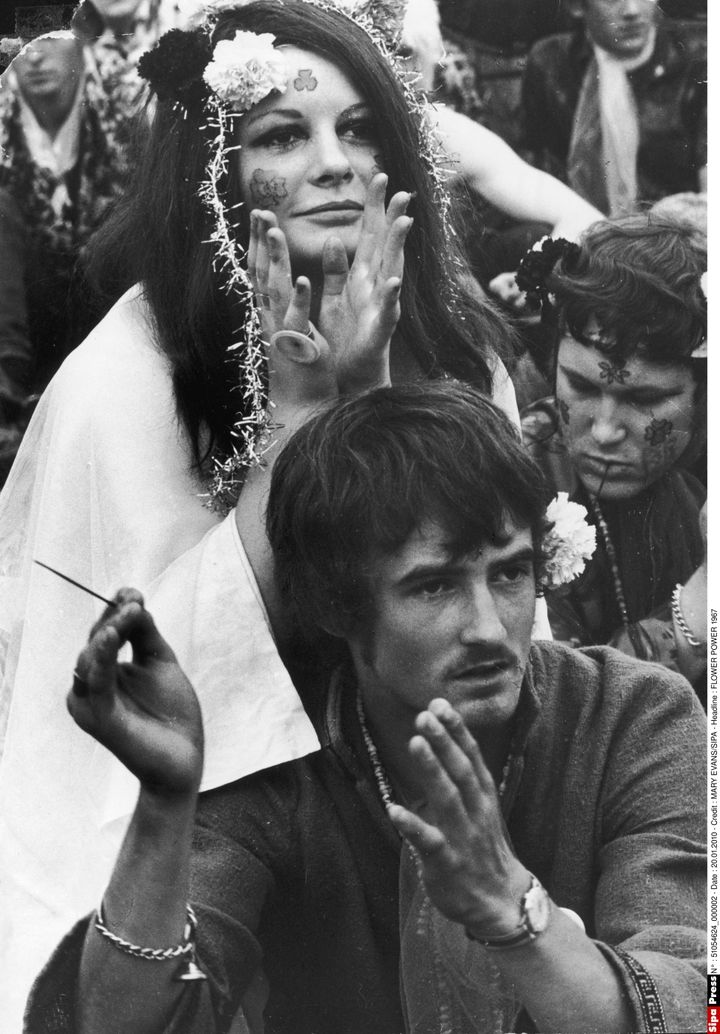 HIPPIES The perfect hippy couple, both wearing flowers in 1967&nbsp; (MARY EVANS/SIPA)