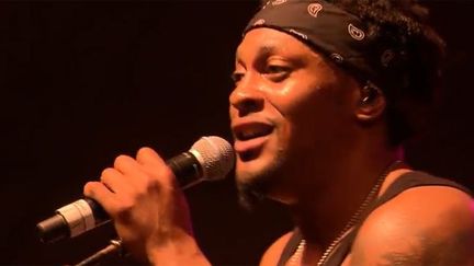 Le chanteur D&#039;Angelo sur scène le 9 juin au festival Bonnaroo (USA).
 (Droits réservés)