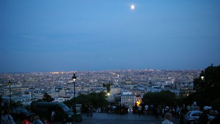 Vue sur Paris depuis Montmartre, de nuit (illustration). (NATHANAEL CHARBONNIER / RADIO FRANCE)