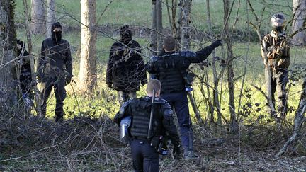 Des gendarmes font face aux derniers occupants du site de Sivens (Tarn), vendredi 6 mars 2015. (PASCAL PAVANI / AFP)