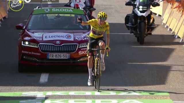 Le maillot jaune Jonas Vingegaard met un point d'honneur à triompher sur la dernière étape de montagne du Tour de France, en s'imposant en solitaire au sommet d'Hautacam. Tadej Pogacar termine deuxième à plus d'une minute (1'03''). Le maillot vert Wout van Aert termine à une incroyable troisième place et confirme son immense talent. David Gaudu finit dans le sillage de Geraint Thomas qui consolide sa troisième place au classement général.