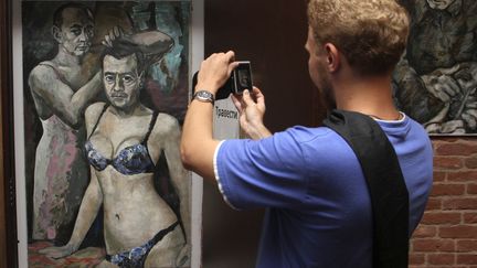 Le tableau du peintre russe&nbsp;Konstantin Altounine, baptis&eacute; "Travestis", repr&eacute;sentant le pr&eacute;sident russe&nbsp;Vladimir Poutine et le Premier ministre Dmitri Medvedev, &agrave; Saint-Petersbourg (Russie), le 15 ao&ucirc;t 2013. ( REUTERS)