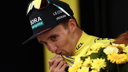 Jai Hindley sur le podium du Tour de France 2023 après la cinquième étape à Laruns. (ANNE-CHRISTINE POUJOULAT / AFP)