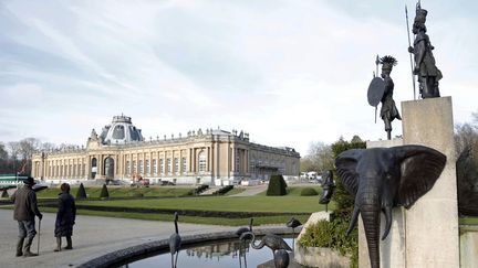 Sculpture de l'artiste belge Tom Frantzen montrant le roi Léopold II entouré d'animaux et des guerriers africains. La statue est située devant l'African Museum à Bruxelles. Photo prise le 22 janvier 2014. (FRANCOIS LENOIR / X01164)