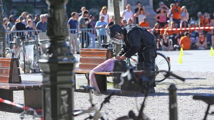 Un démineur intervient après une alerte au colis suspect sur la place Kléber à Strasbourg (Bas-Rhin), le 23 août 2016. (MAXPPP)