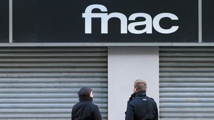 Deux personnes attendant l'ouverture de la Fnac parisienne de la rue de Rennes (25 mars 2013)
 (Jacques Loïc / Photononstop / AFP)