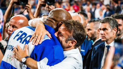 Emmanuel Macron enlace Teddy Rinner lors de sa victoire dans le tournoi de judo, le vendredi 2 août 2024. (PIERRE LARRIEU / HANS LUCAS)