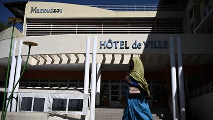 Hôtel de ville de Mamoudzou, à Mayotte, le 23 mars 2023. (PHILIPPE LOPEZ / AFP)