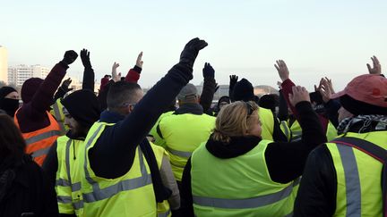 Des "gilets jaunes" protestent à Calais (Nord), le 23 novembre 2018. (FRANCOIS LO PRESTI / AFP)