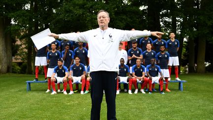 Le chef de presse de l'équipe de France, Philippe Tournon, le 30 mai 2018, à Clairefontaine (Yvelines) lors de la séance photo officielle des Bleus avant le Mondial en Russie. (FRANCK FIFE / AFP)