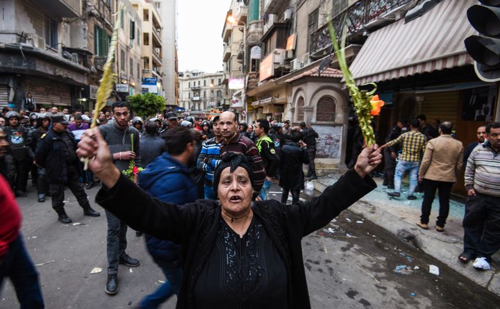 A Alexandrie (Egypte), le terroriste s'est fait sauter après avoir été interpellé par la police, devant l'église&nbsp;Saint-Marc, dimanche 9 avril 2017. (MOHAMED EL-SHAHED / AFP)