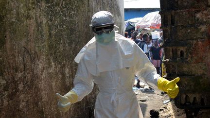 Monrovia (Libéria), le 5 janvier 2015. Un travailleur humanitaire de la Croix Rouge libérienne. (AFP PHOTO / ZOOM DOSSO)