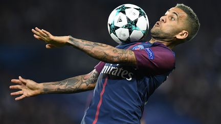 Le défenseur du PSG, Daniel Alves (FRANCK FIFE / AFP)