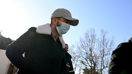 Le dentiste Lionel Guedj arrive pour son procès au tribunal de Marseille, le 28 février 2022. (NICOLAS TUCAT / AFP)