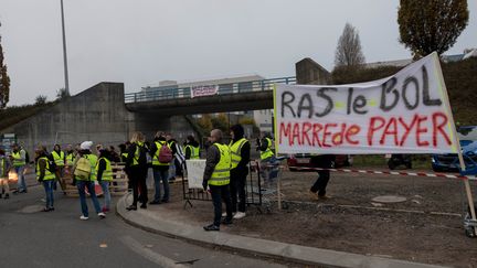 A Nantes, des manifestants "gilets jaunes" positionnés à la Porte d'Armor. (ESTELLE RUIZ / NURPHOTO)