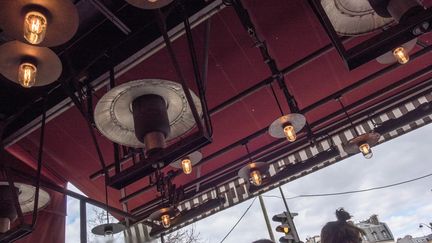 La&nbsp;terrasse chauffée d'un café parisien, en mars 2020, avant l'interdiction de ce type d'équipement. (BRUNO LEVESQUE / MAXPPP)