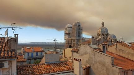 Un nuage de fumée recouvre la ville de Marseille (Bouches-du-Rhône), le 10 août 2016. (FRANCE 3 PROVENCE-ALPES)