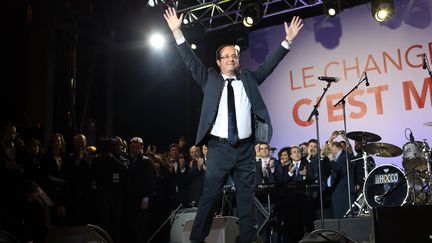 François Hollande salue la foule venue acclamer sa victoire à l'élection présidentielle face à Nicolas Sarkozy, dimanche 6 mai 2012 sur la place de la Bastille, à Paris. (THOMAS COEX / AFP)